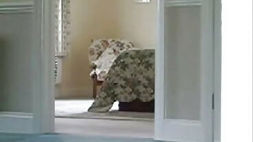 MILF Nina suger slumpmässig mjuk porr gratis kuk med hennes fästman i rummet!