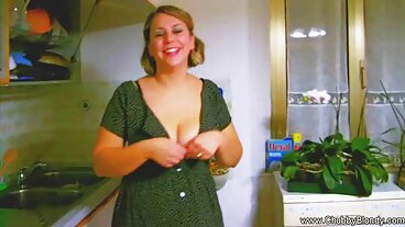 Emma Starletto Hot Petite Blonde Spinner blir blöt och frestar Steve Holmes romantiska erotiska filmer i hennes fitta
