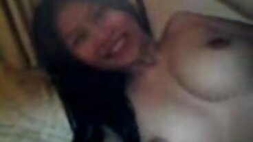 Stygg erotisk lesbisk film brud som delas av två starka svarta män