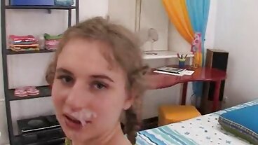 ENORM ANSIKTSBEHANDLING erotisk kort film från Giant Wiener för MILF Tina Kay