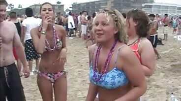 Blond tonåring i blått fisknät har ett erotisk komedi sensuellt kön