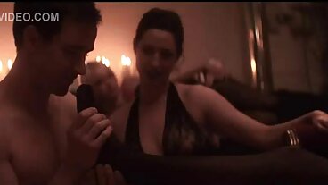 Två MILFs med stora bröst knullar en svensk erotik film lycklig kille