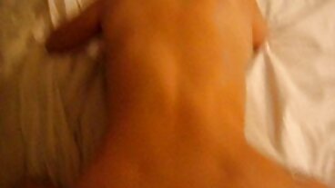 Brunett MILF i höga klackar visar upp sin bra erotisk film kropp