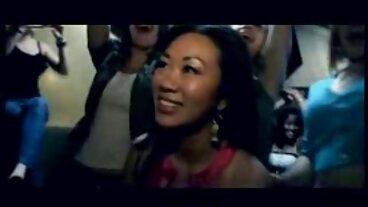 Liten asiatisk styvdotter porrfilm massage kollar stora pappas kuk