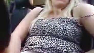 Blond bystig mjuk porrfilm MILF hittade en pojkleksak att leka med